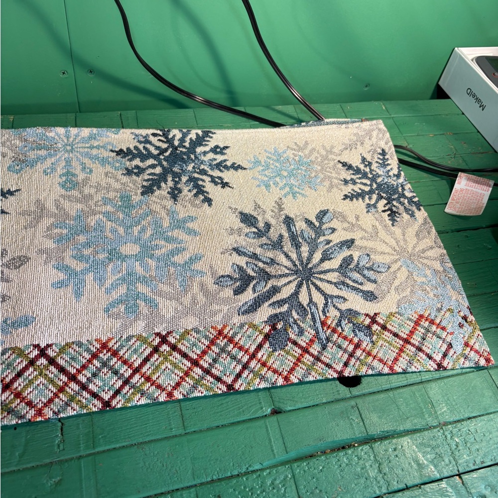 Snowflake Pattern Table Runner - Picture 13 of 13